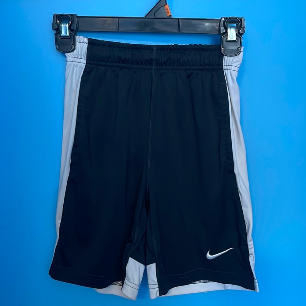 Nike drifit shorts Boys size small, no liner